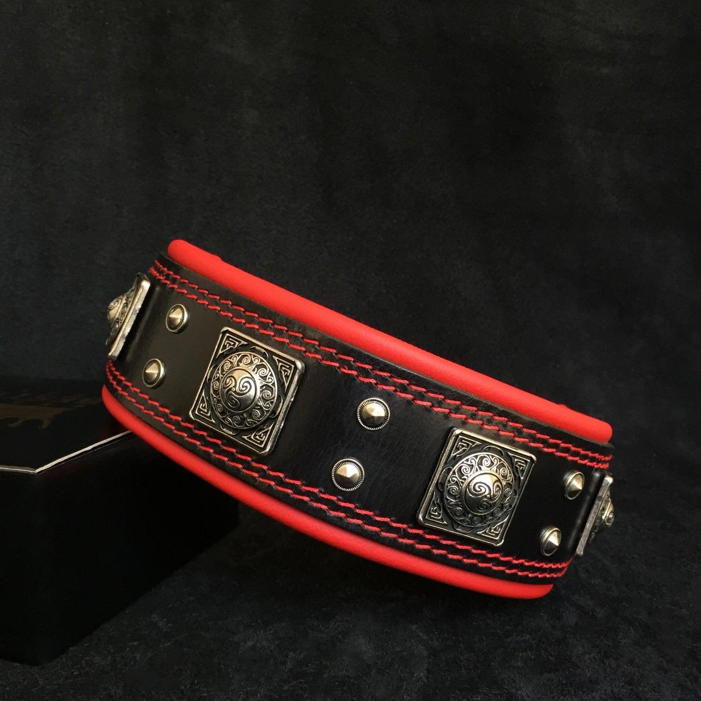 Das "Eros" Halsband 6.35 cm breit schwarz & rot